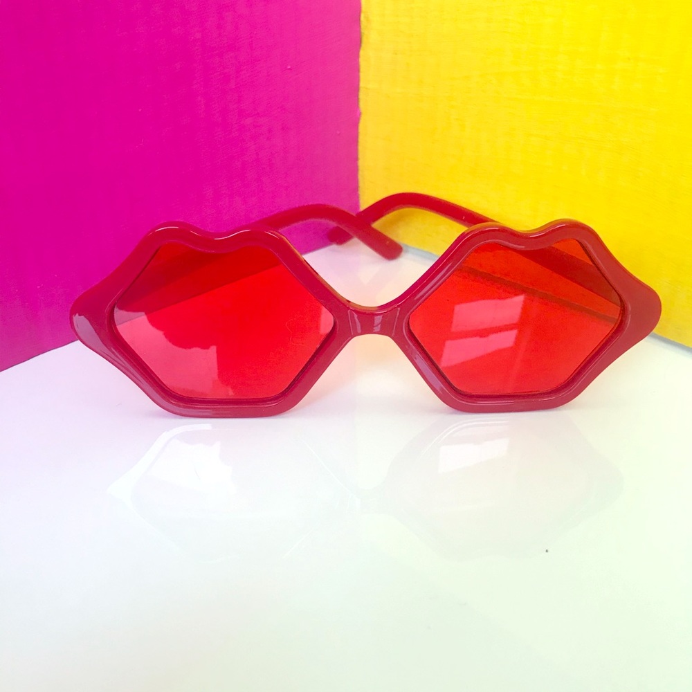 Red lip shape frame sunglasses